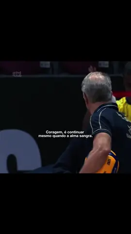 Bernardinho mostrou força e profissionalismo ao receber a notícia da morte de sua mãe, Maria Ângela, pouco antes do jogo contra a Sérvia.  Emocionado e às lágrimas durante o aquecimento, ele ainda assim seguiu no comando da seleção, liderando e demonstrando resiliência e dedicação a sua equipe. 🗝️ @grindclub.br Mentalidade. Performance. Realidade. #bernardinho #voleibol #mãe #disciplina #foco 