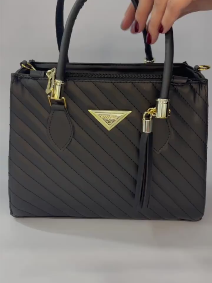 Elegância que acompanha você em todos os momentos! ✨ A Bolsa Feminina Média Shopbag Bordada Linea une praticidade e sofisticação em um único acessório. ✔️ Tamanho ideal para o dia a dia ✔️ Detalhes bordados exclusivos que destacam seu estilo ✔️ Design versátil – perfeita para trabalho, passeios ou ocasiões especiais ✔️ Combina com looks casuais e elegantes 🌟 Um acessório que não é só uma bolsa, é um detalhe que transforma seu visual! Compre a sua agora: https://s.shopee.com.br/9KYro2cDoG