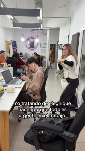 Cuando te dicen que todo es urgente y no sabes por dónde empezar 🤣 #trabajo #oficina #fyppppppppppppppppppppppp  #humor 