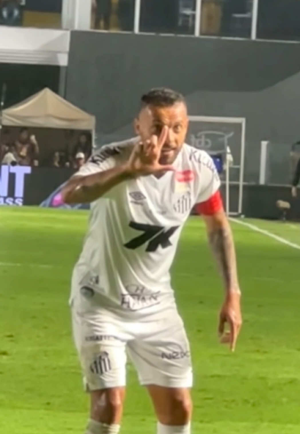 A comemoração foi pro nosso ídolo. O GUERREIRO LÉO! 🤍🖤 #Santos #SantosFC #TikTokEsportes 