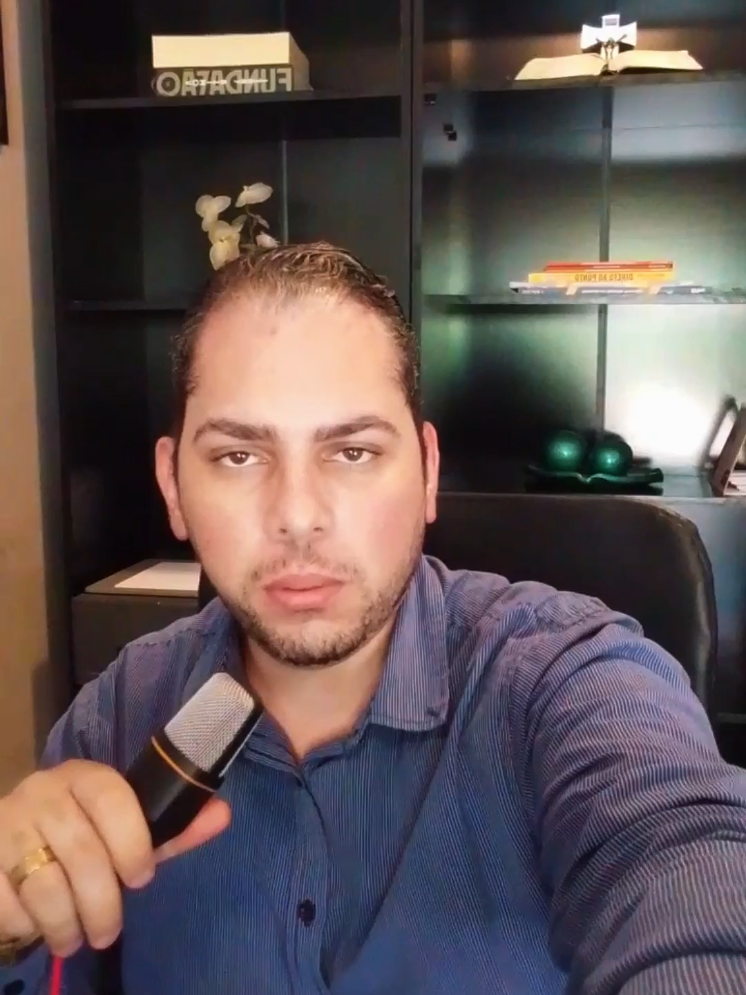 A Receita está de olho 👀: distribuir lucro com imposto em aberto virou notificação na certa — o sistema cruza tudo em segundos e te acha rapidinho. É tipo tentar sacar dinheiro enquanto o cartão tá estourado: a fatura chega antes do saque 💳➡️🚫. Se insistir, vem multa, cobrança e ainda pode travar crédito e operação no banco. Melhor segurar o caixa e regularizar antes de pensar em “tirar lucro” 💥💸. Quer o passo a passo pra não cair nessa e saber quando pode distribuir de boa? Seguir e chamar no direct que eu envio o checklist 🧭✅. Hashtags: #GestãoFinanceira #Empreendedorismo #Tributos #DistribuiçãoDeLucros #Negócios #FluxoDeCaixa #Contabilidade #PlanejamentoTributário #MEI #PME