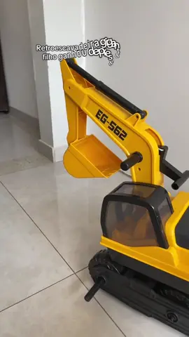 🚜 Diversão gigante garantida! A Escavadeira Giant Escavator 1780 - Roma Brinquedos é resistente, realista e perfeita para brincar onde a imaginação levar! #Escavadeira #RomaBrinquedos #DiversãoGarantida #BrinquedoInfantil #aventuragigante 