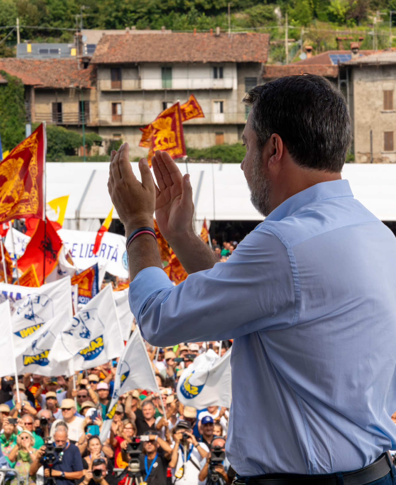 Noi nell’amore crediamo davvero. Nell’amore per la nostra famiglia, per le nostre radici, per le nostre terre. Terre che custodiscono i nostri ricordi, quelli dei nostri nonni, dei nostri genitori, dei nostri figli. Noi abbiamo il dovere di rinnovare e proteggere queste radici e questo legame.  È stata una Pontida emozionante. E sabato 14 febbraio tutti insieme saremo protagonisti della più grande manifestazione che si ricordi per la difesa dei valori, diritti e confini e libertà della civiltà occidentale. A testa alta con le proprie famiglie e amici. Liberi, forti… e senza paura! 💙 #Pontida25