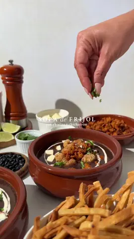 Sopa de Frijol lista para agregarle tus toppings favoritos 🥰 @Frijoles Ducal  Ingredientes: 	•	1 lata de sopa Ducal original Tus toppings favoritos, nosotras usamos:  	•	Chorizos tecpanecos 	•	Chips de tortilla 	•	Queso panela en cubos 	•	Chicharrones criollos 	•	Crema al gusto  	•	 Cilantro picado  Procedimiento: 	1.	Dora los chorizos en una olla. Retíralos, tritúralos y reserva. 	2.	En la misma olla, utilizando la grasa del chorizo, vierte la sopa Ducal. Calienta bien. 	3.	Sirve la sopa caliente y agrega tus toppings favoritos: chorizo, chicharrón, queso panela. 	4.	Decora con crema y cilantro al gusto. 	5.	Acompaña con chips de tortilla. ¡Queda espectacular! #RecetasRapidas #recetasfamiliares #recetasfaciles #sopadefrijoles 