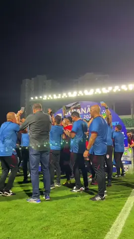 🔥🐲 MINHA PAIXÃO PELO DRAGÃO 🐲🔥 No Atlético Goianiense 🔴⚫, trabalhar como 📸 fotógrafo, 🎥 videomaker, 🎬 cameraman e 📝 comunicação fez eu viver momentos mágicos ✨🏆⚽ para recordar 💭📖, cheios de emoção 😍💓, alegria 🎉🌟 e histórias inesquecíveis 🌟💫. Meu coração é do Dragolino ❤️🐉, mascote amado 🇧🇷🎊, nele coloco corpo 🏃‍♂️, alma 🕊️ e coração ❤️, respeitando cada torcedor atleticano 🙌🔴⚫🎶. Sempre com o apoio da diretoria 🏛️📈 e da torcida 🙌🎺, vi o clube crescer 🚀📆 ano a ano, carregando histórias do passado ⏳📜, presente 🕰️📸 e futuro 🔮🌟. Viver isso é nostálgico 😌💭 e mágico ✨🎆, sentir cada vitória 🥇🏆, cada conquista 🏅⚡, cada jogo ⚽🎯 com o coração pulsando 💓🔥. Texto Paulo Marcos Dragolino #DragãoDoBrasil #AtléticoGoianiense #TorcidaAtleticana #Dragolino #FotógrafoAtlético #VideomakerAtlético #CameramanAtlético #ComunicaçãoAtlético #PaixãoPeloDragão #MomentosMágicos