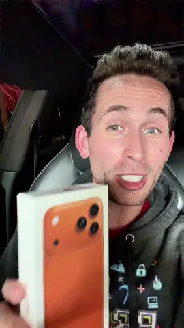 iPhone 17 BUG: Random Disconnects on Verizon / AT&T / T-Mobile! What’s Going On?!? iPhone 17 owners across Verizon, AT&T, and T-Mobile are reporting mysterious random disconnects, phones show full bars or 5G, then suddenly drop to SOS only, preventing calls, texts, and data. 🔎  Is this a hidden iPhone 17 cellular bug, a carrier problem, or something Apple will patch in the next iOS update? In this video I break down the latest user reports, what Apple Support has (and hasn’t) said, and why this signal issue might be more widespread than anyone expected. Whether you’re already on an iPhone 17 or still thinking of upgrading, here’s what you need to know before your next dropped call. 💬 Have you experienced these iPhone 17 signal problems? Comment with your carrier + city so we can map how big this is! #iphone17 #iphone #apple #techtips #techtok 