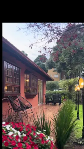 🌿 Por que escolher a Villa Cantaloa em Gramado? Se você busca uma hospedagem tranquila, charmosa e com localização estratégica, a Villa Cantaloa é o seu lugar 💛 ✨ 5 motivos para se hospedar com a gente: Localização privilegiada Perto do centro de Gramado, você pode explorar a cidade a pé e evitar o trânsito e a dificuldade de estacionar. Ambiente acolhedor Somos uma pousada familiar, pequena e cheia de carinho em cada detalhe. Aqui você se sente em casa, mesmo longe de casa! Café da manhã especial Comece o dia com delícias feitas com muito cuidado: opções fresquinhas, simples e saborosas pra você se sentir bem desde cedo. Custo-benefício excelente Oferecemos conforto e praticidade com um preço justo. Uma escolha inteligente pra quem quer aproveitar tudo o que Gramado oferece. Atendimento que faz a diferença Nosso maior prazer é receber bem. Estamos sempre por perto, prontos para te ajudar com dicas, passeios e tudo o que você precisar 💬 📲 Fale com a gente pelo WhatsApp 54-996447242 ou acesse o site na Bio. #pousadavillacantaloa #pousada #pousadastop #gramado #hospedagememgramado    