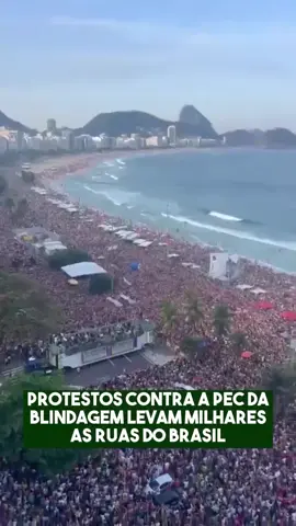 🇧🇷 O Congresso brasileiro conseguiu, de vez, irritar a população, provocando protestos em massa em diversas cidades do país, incluindo as 27 capitais e vários municípios do interior. No vídeo que estamos assistindo, que se passa no Rio de Janeiro, as ruas estão lotadas de manifestantes contra a PEC da Blindagem. Nesse momento, estavam reunidos no palco Chico Buarque, Caetano Veloso, Gilberto Gil e Djavan, cantando contra a proposta que limita a capacidade dos órgãos de fiscalização de investigar parlamentares que cometeram crimes. Além disso, o texto da PEC prevê voto secreto para o acolhimento de denúncias contra deputados, ou seja, eles mesmos vão se julgar de forma sigilosa. Os manifestantes também protestam contra a tentativa do Congresso de aprovar uma anistia para condenados por arquitetar um golpe de Estado, incluindo ações contra o presidente, o vice e ministros do STF. A data de hoje marca o retorno do campo da esquerda às ruas com força no Brasil. #protesto #noticias #Lula #politica 