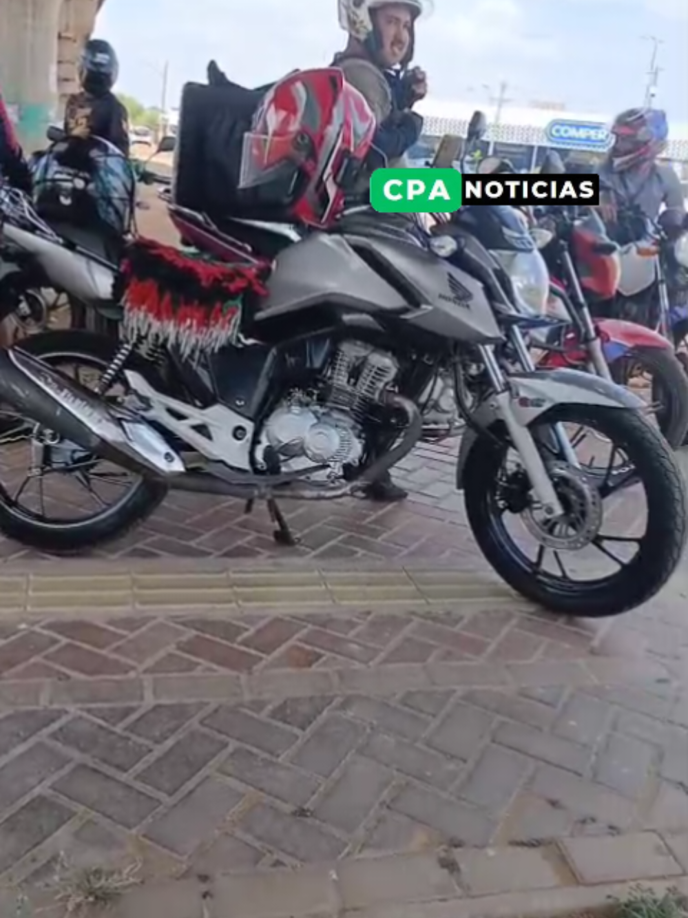 Na madrugada desta segunda-feira (22) um jovem, que trabalha como motoboy por aplicativo, teve a moto roubada por dois criminosos na rua detrás do McDonald's da Avenida do CPA, em Cuiabá.  Câmeras de segurança flagraram a ação dos criminosos.  #cuiaba #noticias #crime #policia
