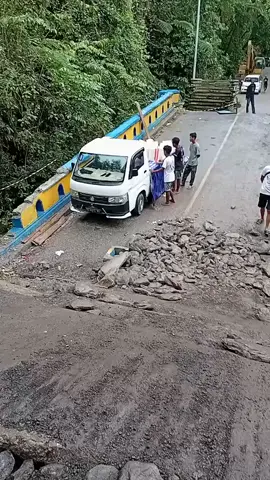 salah satu jembatan di SS mengalami kerusakan mengakibatkan antrian kenderaan dari bula ke ambon, ke kab maluku tengah maupun ke kab sbb, jembatan sementara proses perbaikan moga cepat teratasi 🤲 