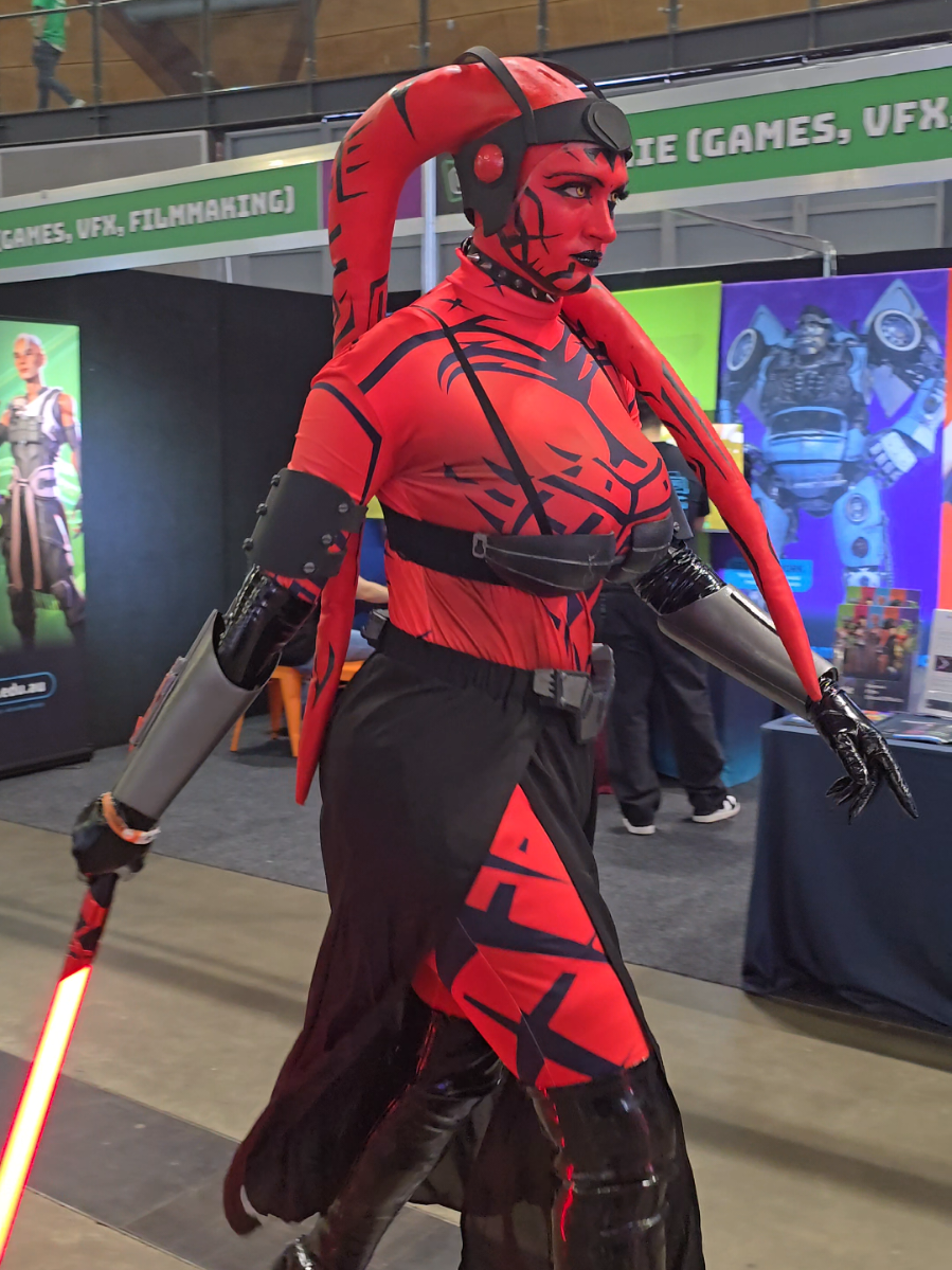 @sithmistresstalon  keeping us safe at @Oz Comic-Con #lightsabertraining #starwars #lightsaber 