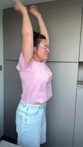 Deze oefening – vaak ‘armswings’ of ‘spinale armzwaai’ genoemd – is een zachte, ritmische beweging die zijn oorsprong vindt in de Chinese Qigong, een fijne eenvoudige somatische oefening.  Als vrouw boven 40 kan je hier op een makkelijke manier dagelijks je hormonen mee ondersteunen en hormonale klachten tegen gaan. 
 
 Waarom deze oefening werkt voor jouw hormonale balans:
 
 🌀 Zachte op & neer bewegingen activeren je wervelkolom en bekkengebied, waar je zenuwstelsel en hormoonklieren (zoals je bijnieren) nauw verbonden zijn.
 💆‍♀️ Ontspant je schouders en rug, waar veel stress en spanning wordt opgeslagen – precies die spanning die je hormonen uit balans brengt.
 🩸 Stimuleert je lymfestroom en bloedsomloop, wat helpt bij ontgifting en energieproductie.
 🌬️ Kalmeert je zenuwstelsel, wat essentieel is voor je hormonale regulatie en het verminderen van stresshormonen zoals cortisol.
 🤸‍♀️ Verbetert je coördinatie en balans – belangrijk in de overgang, waar je lichaam soms wat ‘anders aanvoelt’.
 
 💡 Dagelijkse tip: Doe deze oefening 2 tot 4 minuten per dag, bij voorkeur ’s ochtends of na een drukke dag. Adem zachtjes door je neus. Laat het moeiteloos zijn. 
 🌸Wil je je hormonen op een natuurlijke manier ondersteunen en je weer energiek en in balans voelen? Zet ‘midlife’ 👇hieronder voor mijn gratis masterclass: ‘Een gezond gewicht, hormoonbalans en nieuwe energie na 40’ #midlife #perimenopauze #menopauze #stress #holistischegezondheid #holistisch #trauma #energie #holistischcoach 