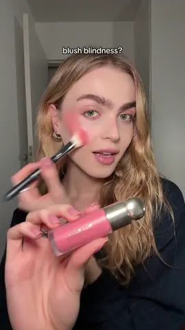 o blush da Rare Beauty é muito bom, então aprende a usaaar!! hahahah #maquiagemnatural #blush #rarebeauty 