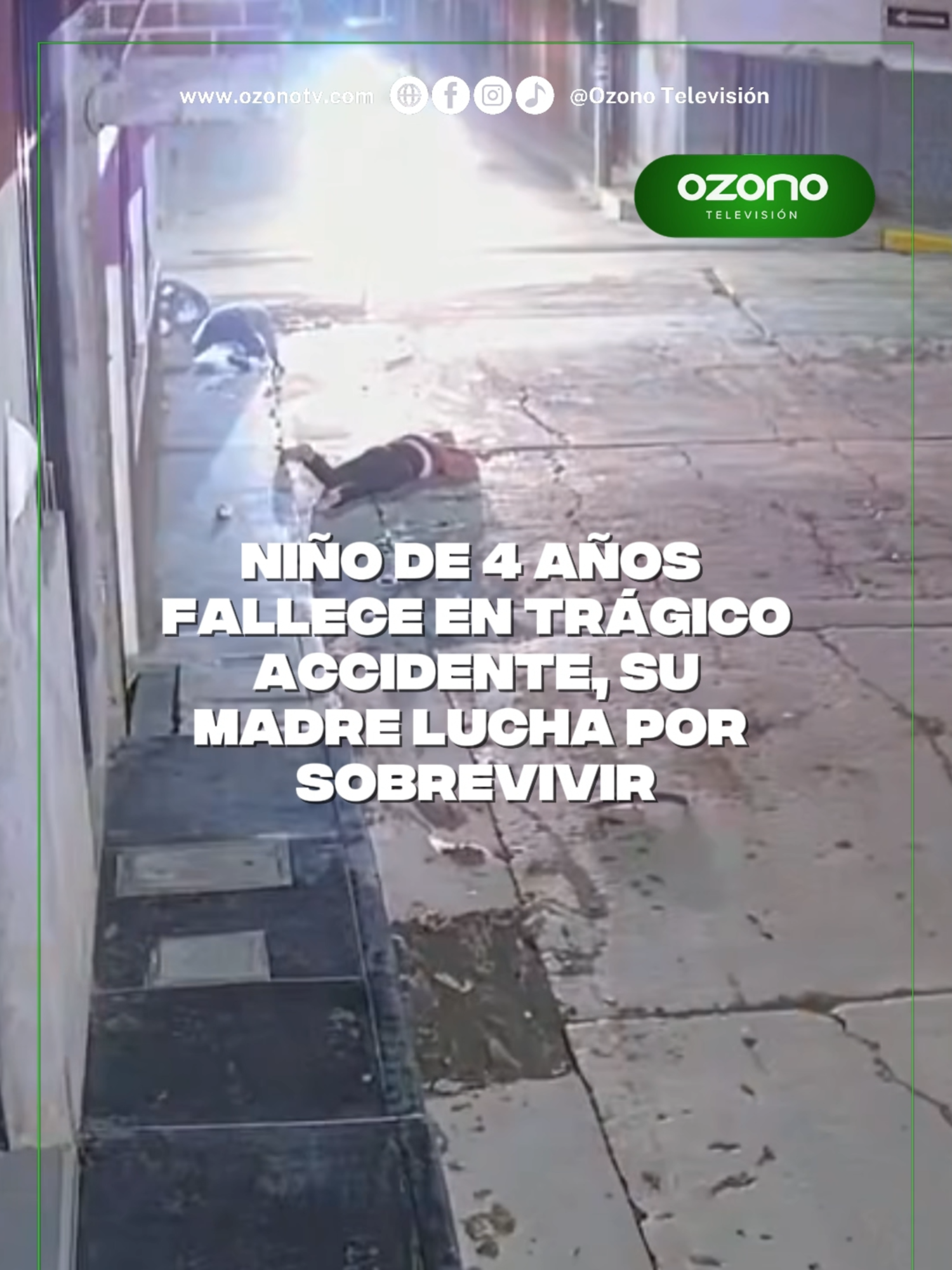 Niño de 4 años fallece en trágico accidente, su madre lucha por sobrevivir 😮 Un devastador accidente ocurrido en Huamachuco ha dejado a una familia destrozada y a toda una comunidad clamando por justicia. La camioneta impactó violentamente contra una moto lineal en la que viajaban Agustín Flores Palomino, su esposa Yovana Polo Alvarado y su hijo de apenas 4 años de edad. El niño falleció tras el fuerte impacto, su madre fue trasladada de emergencia con pronóstico reservado a Trujillo, mientras que el padre, también herido, fue llevado al hospital de la zona Según las cámaras de seguridad, el conductor de la camioneta era perseguido por la policía al momento del accidente. El fiscal Ronald Urrutia ordenó su detención inmediata del conductor de la camioneta quien actualmente se encuentra en el calabozo de la comisaría. #viral #tiktok #paratii #ozonotv #accidente