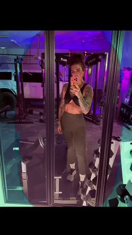 99% of the time I hate my body-  that 1% tho 🤟🫶😮‍💨😮‍💨  #fitnessjourney #bodydysphormia #bodypositivity #abs #momswholift 