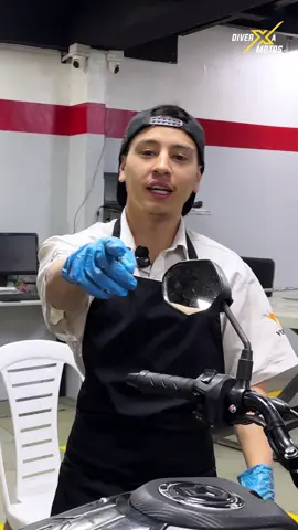 🛠️🏍️ ¿Cambio de aceite? ¡No te asustes! En este video te muestro cómo hacerlo en casa, fácil y sin gastar de más 💸👌 Cuida tu moto, ahorra y disfruta de meterle mano tú mismo 🔧😎 👉 Mira el video completo en nuestro canal de YouTube (link en la bio).  #motos #bogota #fypシ゚ 