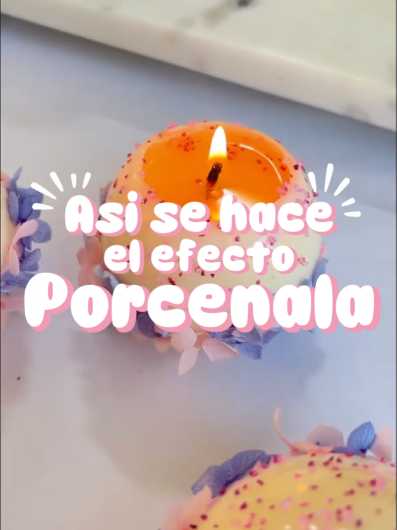 ¿Velas con efecto porcelana? Este acabado no solo se ve hermoso, también vende muchísimo. Aprende esta y otras técnicas desde cero. Curso completo con 50% OFF disponible ahora en el perfil. #velasartesanales #velasefectoporcelana #manualidadescreativas #cursosdevelas #hechoamano #negociopropio #emprendimientocreativo #ceraartesanal #emprendedesdecasa #velasdecorativas #técnicasartesanales