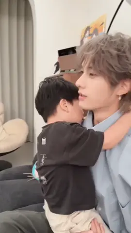 爸爸努力安慰宝宝，但最后宝宝只想找妈妈 😭 #爸爸的生活  #宝宝的爱 