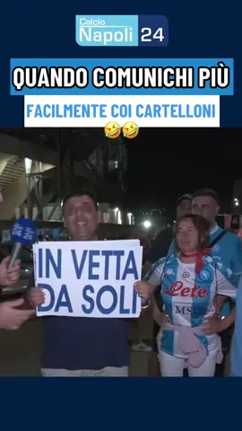 Questo tifoso ha più cartelloni che parole 🤣 #Napoli #NapoliPisa #CalcioNapoli24 