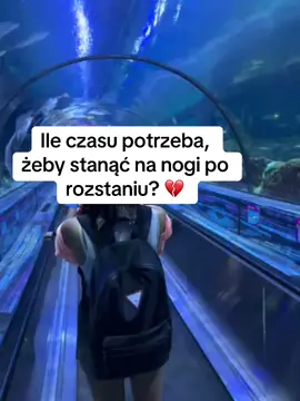 Ile czasu potrzeba, żeby stanąć na nogi po rozstaniu? 💔 Nie istnieje uniwersalna odpowiedź. To nie sam czas leczy rany, ale to, jak go wykorzystasz. Proces dochodzenia do siebie zwykle przebiega etapami – i choć u każdego wygląda inaczej, można wyróżnić pewne powtarzające się momenty: 1️⃣ Pierwsze tygodnie (0–30 dni) – emocje są najintensywniejsze. Często pojawia się bezsenność, brak apetytu, kompulsywne sprawdzanie telefonu. Najważniejsze w tym okresie to podstawowa troska o siebie: sen, jedzenie, ruch, rozmowa z bliskimi. 2️⃣ Porządkowanie (1–3 miesiące) – zaczynasz rozdzielać: „to było moje” vs „to było nasze”. Pojawiają się lepsze chwile, choć wspomnienia i „wyzwalacze” (piosenka, ulubione miejsce, zdjęcia) mogą boleśnie przypominać o przeszłości. To czas na odzyskiwanie codziennych rytuałów i budowanie przestrzeni tylko dla siebie. 3️⃣ Nowy początek (3–6+ miesięcy) – zamiast pytać „dlaczego to się stało?”, pojawia się pytanie: „czego teraz potrzebuję?”. Uczysz się wyznaczać granice, odbudowujesz poczucie wartości, sięgasz po nowe doświadczenia i decyzje – już bardziej świadomie, bez powtarzania dawnych schematów. 👉 Jeśli jesteś w podobnym miejscu, pamiętaj – nie chodzi o liczenie dni w kalendarzu, ale o mądre wspieranie siebie w tym procesie.  Jak Wy przechodziliście rozstania ?  #toksycznezwiązki #psychologia #zaufanie #relacje #narcyzm 