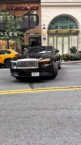 Luxury at its finest 🥂 #rollsroyce #cars #nyc 