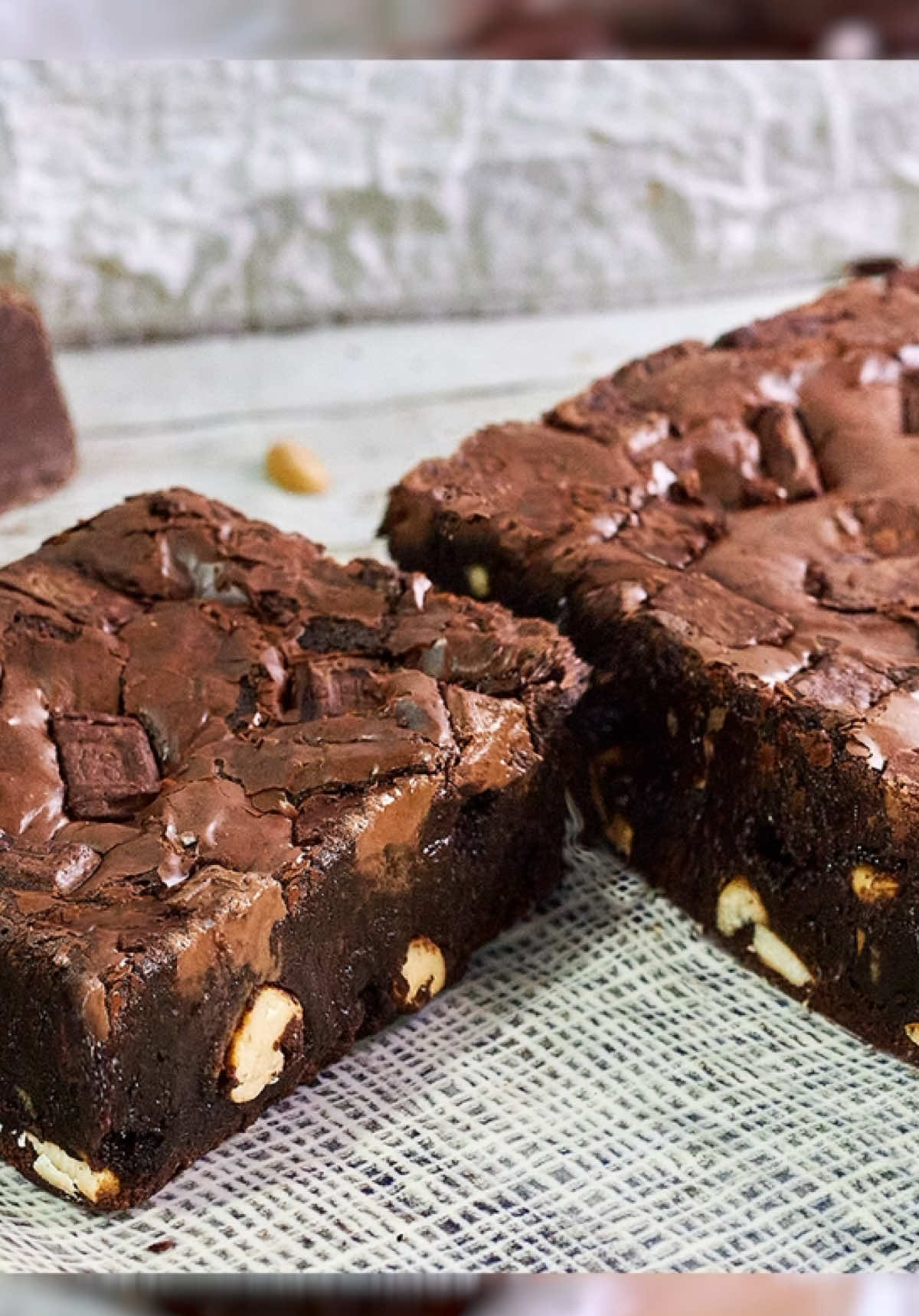 Esse é o brownie no estilo americano com aquela casquinha crocante por fora e super úmido por dentro. Receita que aprendi com um chef dos Estados Unidos e trouxe meu toque de brasilidade na massa. O segredo tá no forno e no descanso: fazendo do jeito que ensino, não tem erro. É fácil, irresistível e impossível comer só um pedaço. Ingredientes: 	•	120g de açúcar mascavo (3/4 xíc.) 	•	240g de açúcar cristal (1 xíc. bem cheia) 	•	150g de manteiga (3/4 xíc.) 	•	1 e 1/2 col. (sopa) de essência de baunilha (14g) 	•	80g de farinha de trigo (3/4 xíc.) 	•	4 ovos 	•	50 castanhas de caju 	•	40g de chocolate em pó (2 col. sopa) 	•	270g de chocolate meio amargo 	•	Chocolate extra por cima a gosto #brownie #receitafacil #sobremesa #brownieamericano #culinaria            