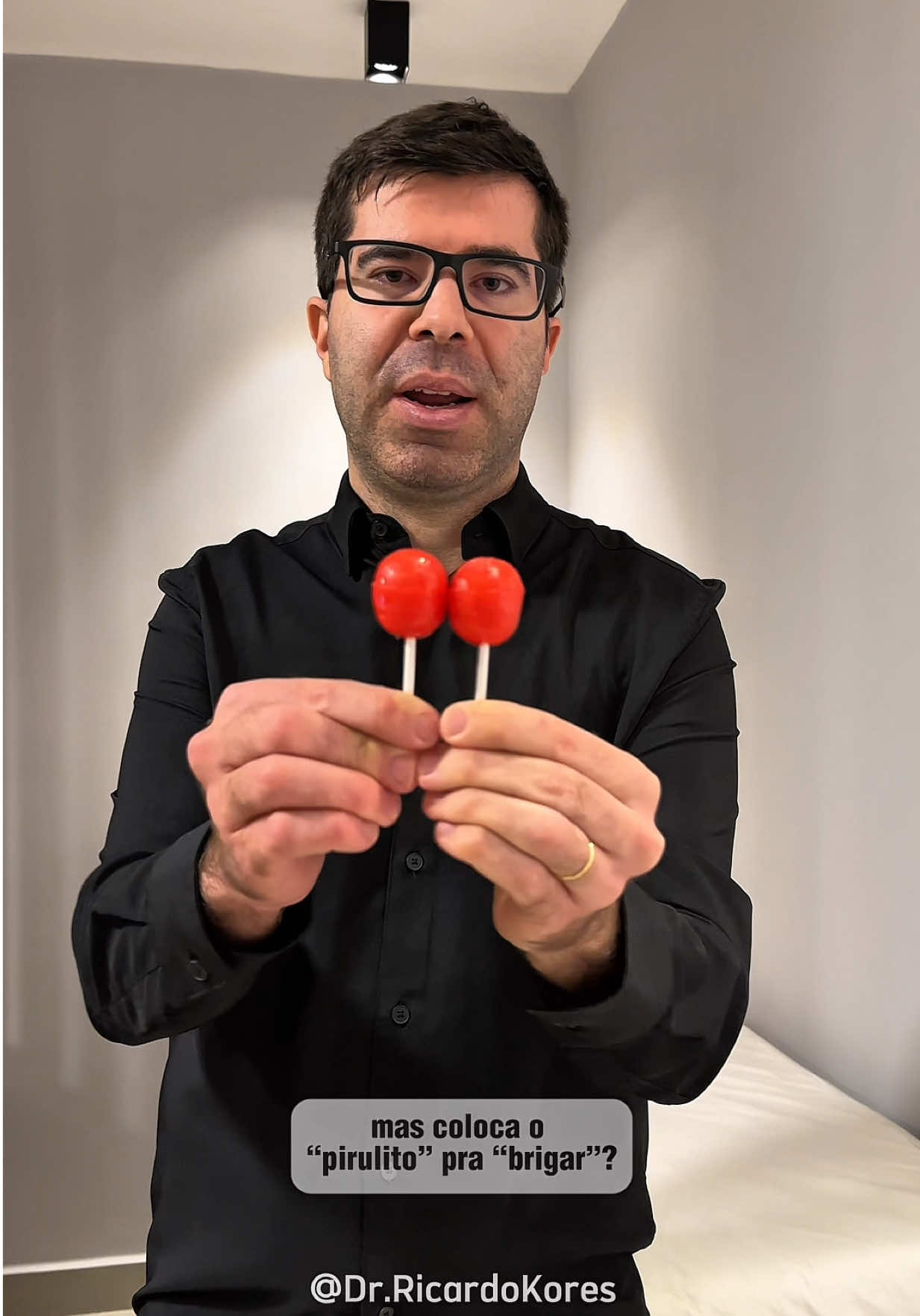 Você sabia que o contato direto entre pênis também pode transmitir ISTs? Mesmo sem penetração, o atrito pele com pele e a troca de secreções já são suficientes pra transmitir: ✔️ Herpes genital ✔️ HPV (com ou sem verrugas visíveis) ✔️ Sífilis ✔️ E até HIV, se houver lesões microscópicas na pele (mais difícil)  Por isso, se você pratica esse tipo de contato, fique atento: – Faça uso de PrEP – Tome as vacinas de HPV e hepatite B – Faça exames regulares – Observe qualquer lesão ou alteração na pele 👀 O cuidado vai além do que se vê. Ricardo Kores Médico Infectologista CRM MG 68924 | RQE 58891