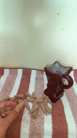 Bukhur (بخور) adalah dupa khas Arab yang terbuat dari campuran kayu gaharu, minyak atsiri, dan rempah-rempah, biasanya dibakar di dalam mabkhara (tempat pembakaran khusus) untuk menghasilkan aroma wangi yang khas. Manfaat bukhur tidak hanya sekadar membuat ruangan harum, tapi juga punya nilai budaya, sosial, bahkan spiritual. Berikut manfaatnya: 1. Mengharumkan Ruangan dan Pakaian Aromanya lembut tapi tahan lama, bisa menempel di kain, tirai, dan perabot. Dipakai sebelum menyambut tamu atau saat acara khusus, membuat suasana terasa hangat dan elegan. 2. Menenangkan Pikiran dan Hati Aroma bukhur dipercaya membantu mengurangi stres, memberikan efek relaksasi, dan menenangkan suasana hati. Cocok dipakai saat membaca Al-Qur’an, berdzikir, atau beristirahat. 3. Menyambut Tamu dengan Kehormatan Di banyak budaya Timur Tengah, membakar bukhur adalah bentuk penghormatan untuk tamu agar merasa nyaman. 4. Mengusir Bau Tidak Sedap Efektif menghilangkan bau apek, asap masakan, atau bau lembap di rumah. 5. Memiliki Nilai Spiritual Dalam tradisi Islam dan Arab, bukhur digunakan untuk menciptakan suasana sakral, misalnya di masjid atau acara keagamaan. Sebagian orang meyakini aromanya mengundang energi positif dan mengusir gangguan jin atau syaitan (meskipun ini lebih pada keyakinan budaya). 6. Meningkatkan Kepercayaan Diri Aroma yang harum pada pakaian membuat pemakainya merasa lebih segar, percaya diri, dan berkesan di hadapan orang lain. #fyp #bukhurarab #parfumarab #bukhur 