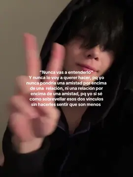 Yo jamás pondría una amistad por encima de mi relación, ni tampoco una relación por encima de una amistad. Y no porque uno valga más que el otro, sino porque aprendí que cada lazo tiene un lugar único en mi vida y ninguno debería sentirse menos o desplazado por la presencia de algn más de mi vida. Para mí, la verdadera madurez en las relaciones está en saber darle a cada vínculo su importancia, su espacio y su cuidado. Una amistad sincera no debería sentirse remplqzada por una pareja, del mismo modo que una relación amorosa no debería sentir que tiene que competir con una amistad. Cuando hay respeto, cuando hay amor, no existe esa rivalidad que hasta incluso es feo llamarle así a algn vinculo que me importa, yo no necesito elegir, no necesito sacrificar a alguien que amo para darle “más importancia” a otra persona, porque entiendo que el cariño no se mide sino que se expresa en formas distintas, yo sí sé cómo sobrellevar esos vínculos sin hacer sentir a nadie menos importante, sin que ninguno dude de cuánto los amo. Porque mi forma de querer no se basa en quitarle a alguien para darle más al otro, al contrario es saber estar, es escuchar, es dar confianza y seguridad. Para mí, la pareja no es una excusa para descuidar amistades, ni las amistades son un motivo para fallarle a la pareja. Son dos planos distintos de mi vida que merecen respeto, y sé sostenerlos sin que choquen ni se  sientan menos entre sí. Así que sí, puede que no todos entiendan esto, porque para entenderlo habría que dejar de mirar el amor y la amistad como si fueran una competencia. Habría que entender que se puede amar profundamente a alguien sin que eso implique perder a otro, que se puede estar en una relación sin dejar de ser un buena amiga, y que se puede cuidar a los amigos sin hacer menos a la pareja. Yo lo entiendo y para mí amar de verdad es justamente eso, no hacer sentir a nadie que sobra, no hacer sentir a nadie que ocupa un lugar en mi vida es reemplazable #nicholas #andteam #podercerdito❤️ #fyp #viral 