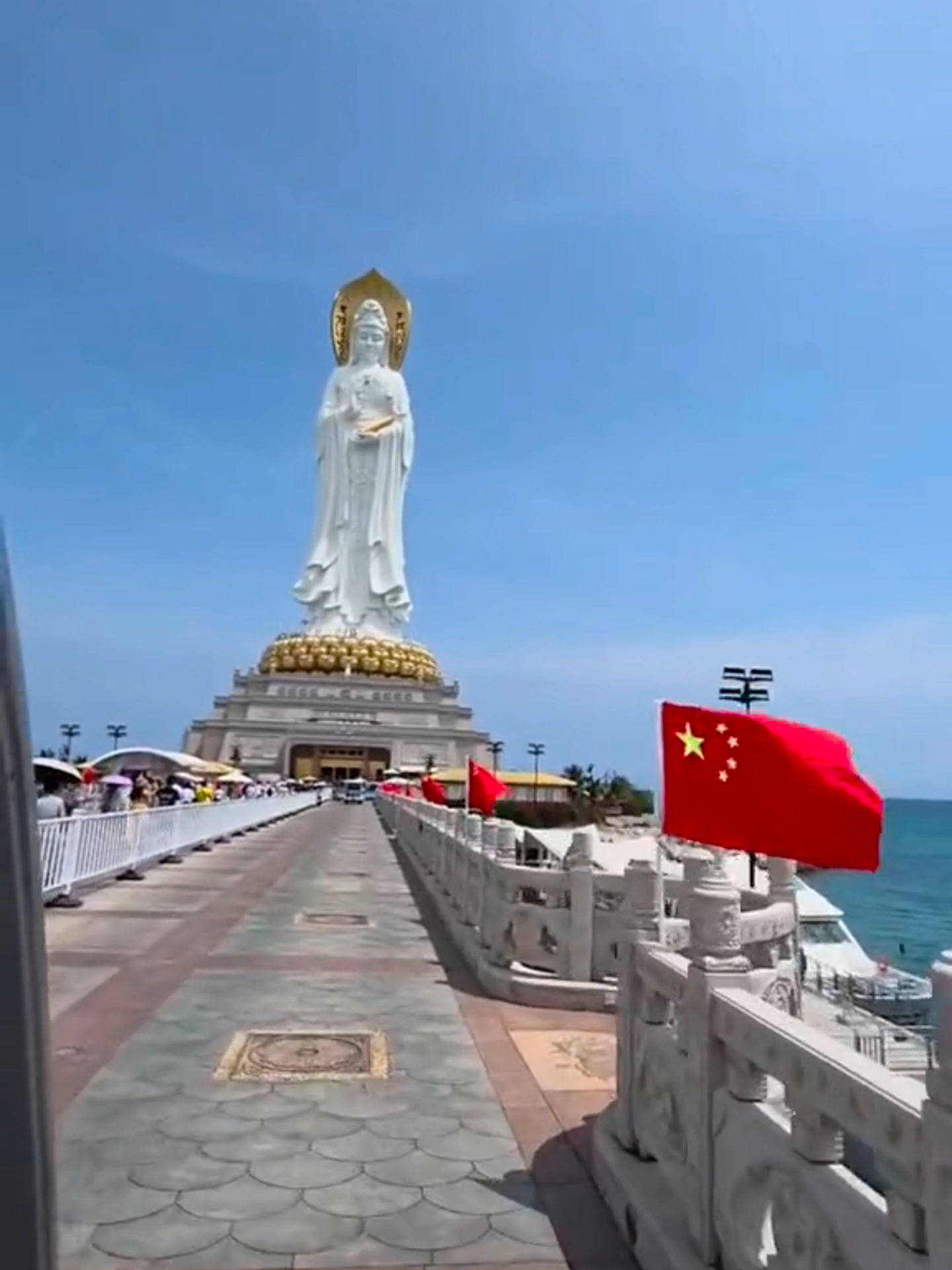 🏝️ Hainan: perla tropical de China, con playas de arenas blancas, aguas transparentes, paisajes exóticos y una naturaleza que invita al descanso y la contemplación. Un destino ideal para quienes buscan belleza natural y serenidad en su viaje.  #Hainan #ChinaTurística #DestinoNatural #TurismoCultural #BoliviaChina #BellezaNatural #ViajesSeguros #DescubreChina #EmbajadaDeChina