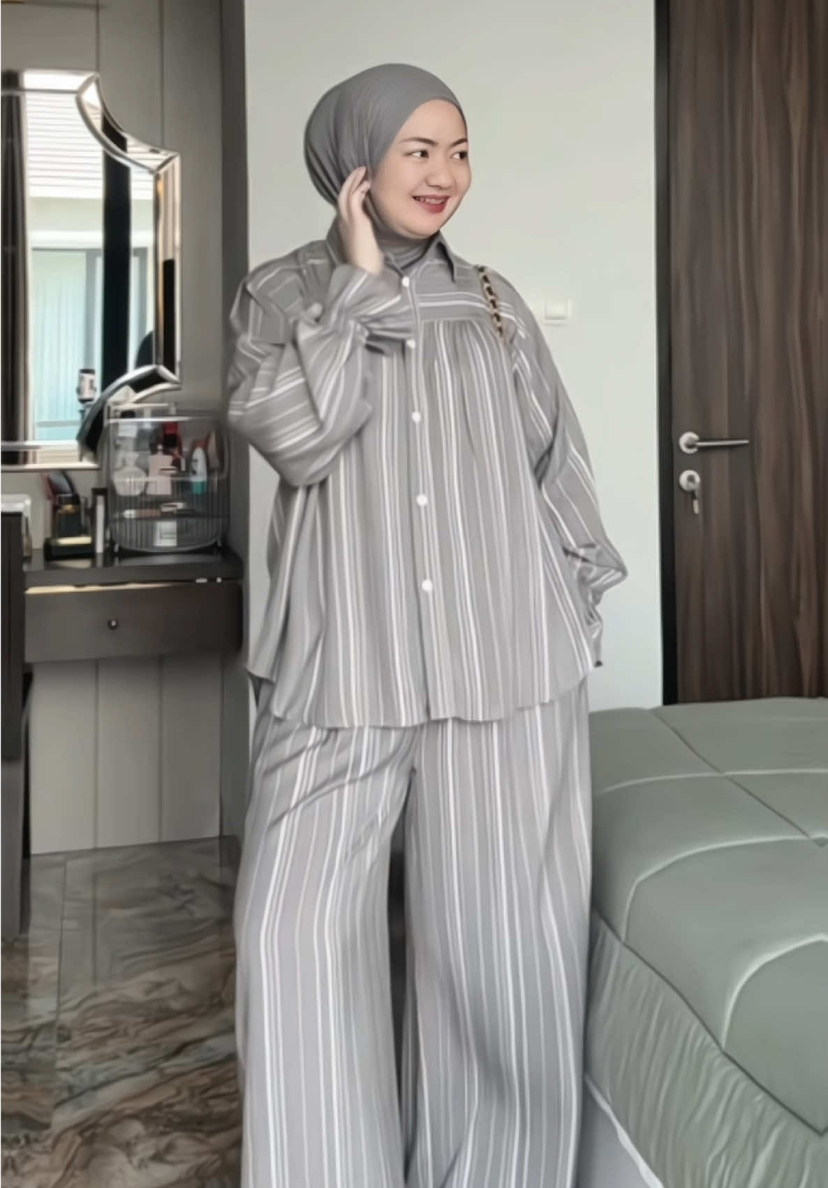 Oneset kekinian #oneset #onesetkekinian #setcelana #onesetcantik #fyp 