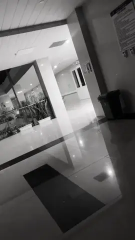 1h sáng ngồi một mình ở hành lang bệnh viện . Có lẽ thứ đáng sợ nhất bây giờ không phải là ma , mà là sự lạc lõng , cô đơn lẻ loi. #stt #xh #tamtrang #tamtrangbuon #xuhuong 