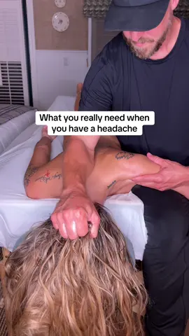 Pulling the hair stretches and relaxes the muscles around the skull, which relieves tension and reduces headaches 😌 #fyp #headaches 