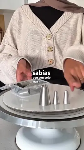 ¿Sabías que con solo 3 boquillas puedes transformar un pastel sencillo en una obra de arte vintage? 🎂 👀 Con la 1C, la 352 y la 22 puedes hacer conchas, volantes, moños y corazones… diseños que se ven en los pasteles más elegantes y que llaman la atención en cualquier evento. 💡 Imagina no solo aprender a dominar estas boquillas, sino también descubrir cómo hacer postres rentables, aplicar la colorimetría para dar vida a tus decoraciones y tener más de 230 recetas listas para practicar y vender. 👉 Comenta “Combo” y accede al Combo Ideal de Recetarios, con recetas exclusivas y regalos especiales que te llevarán a otro nivel como repostera. #postres 