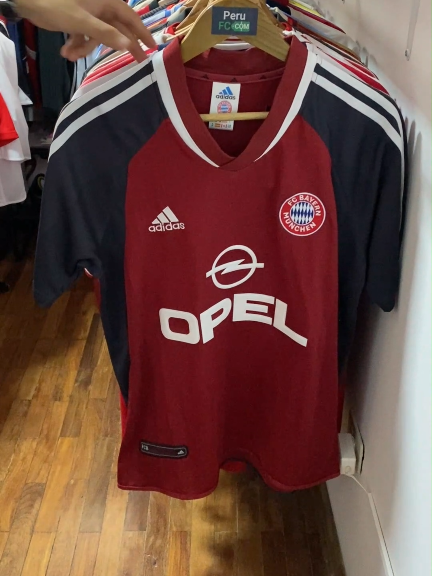 Camisetas del Bayern Munich que puedes conseguir en nuestra tienda de Surco. Recuerda que puedes ver más de 6MIL MODELOS DE CAMISETAS DE FUTBOL EN www.perufc.com #bayernmunchen #bayernmunich #camisetasretro