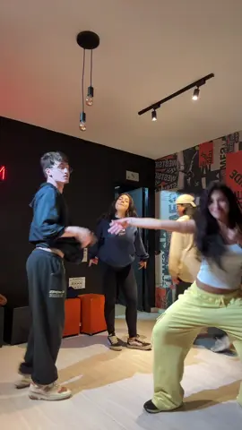 O Lucas tá com o joelho machucado e a gente tava só treinado kkkk @Lucas @amora.mp3 