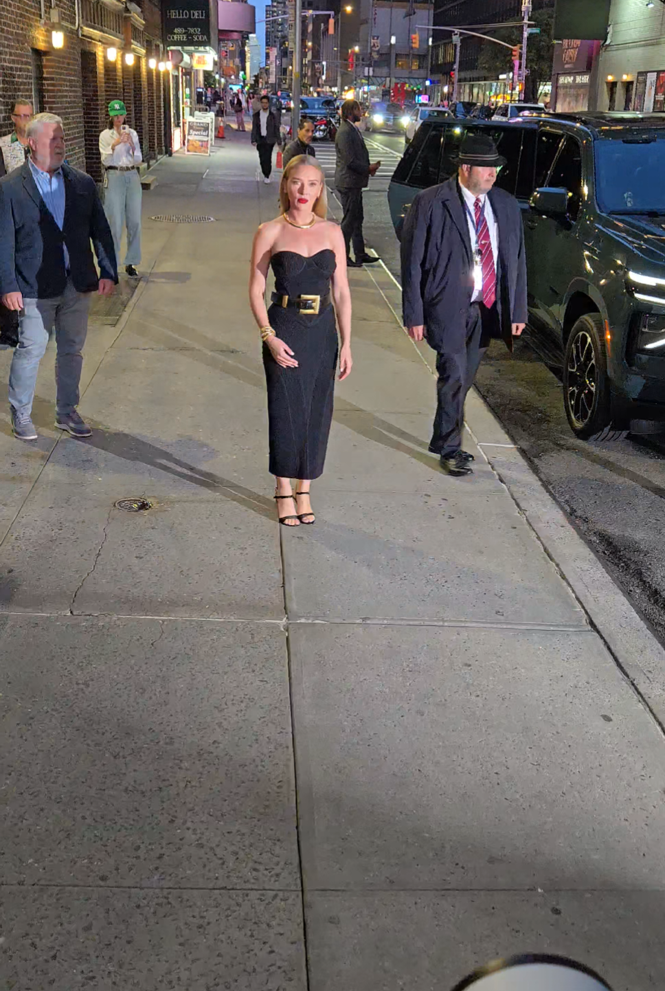 Scarlett Johansson leaving the @colbertlateshow not showing any love as always #scarlettjohansson 