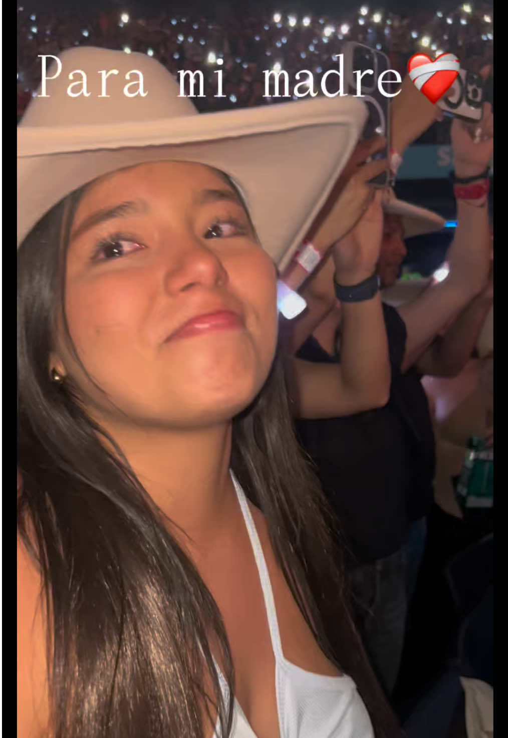 Si me preguntan por mi mamá les diría que ES LA MEJOR, pero si me agarran sensible diría:  #movistararena #mama #jhonnyrivera #musica #despecho 