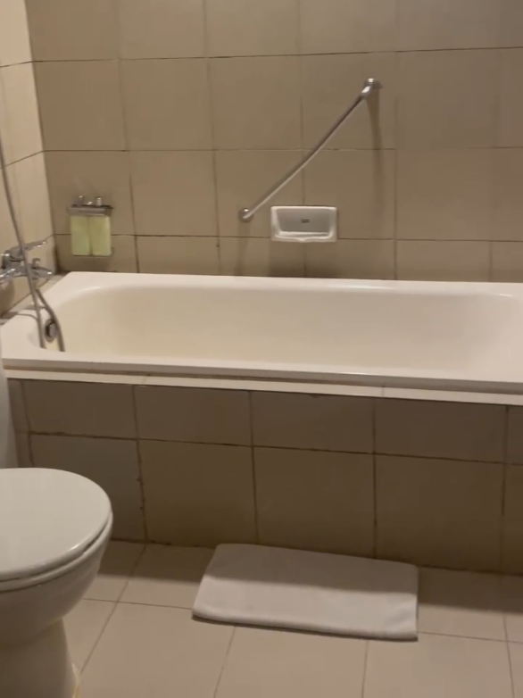 📍Aryaduta Hotel Palembang Tipe : deluxe room double bed bathtub 