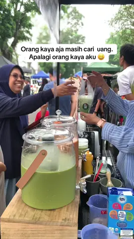 Cari uang merangkap jadi owner skaligus karyawan nya. #thaitea #greentea #carfreedayjambi #cfdgubernuran 