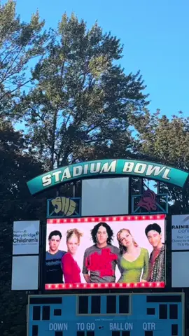 Did you know that 10 Things I Hate About You was filmed at the Stadium High school in Tacoma WA? The school hosts special, one-night-only screenings in the Stadium Bowl. Such a cool experience ❤️#seattlewashington #Tacomawa #10thingsihataboutyou #canttakemyeyesoffyou #fyp 