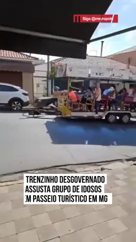 Imagens registraram o desespero vivido por um grupo de #idosos de Taboão da Serra, São Paulo, durante um passeio turístico em Monte Sião, #MinasGerais. O #trenzinho, puxado por um carro antigo, se soltou após passar por um redutor de velocidade e desceu descontrolado por cerca de 60 metros. O acidente ocorreu no sábado (20/9). Momentos antes, vídeos mostravam o grupo de 18 turistas que estavam na atração aproveitando o passeio. O trenzinho atingiu um carro e uma moto estacionados, parando apenas em frente a um bar. Apesar do susto e dos danos materiais, ninguém ficou ferido. #TikTokNotícias