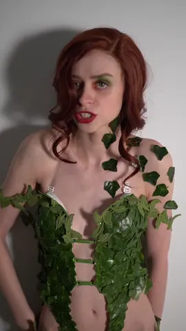 🐱 || #cosplaygirl #poisonivycosplay #poisonivycosplayer #pamelaisleyart #dccosplay 