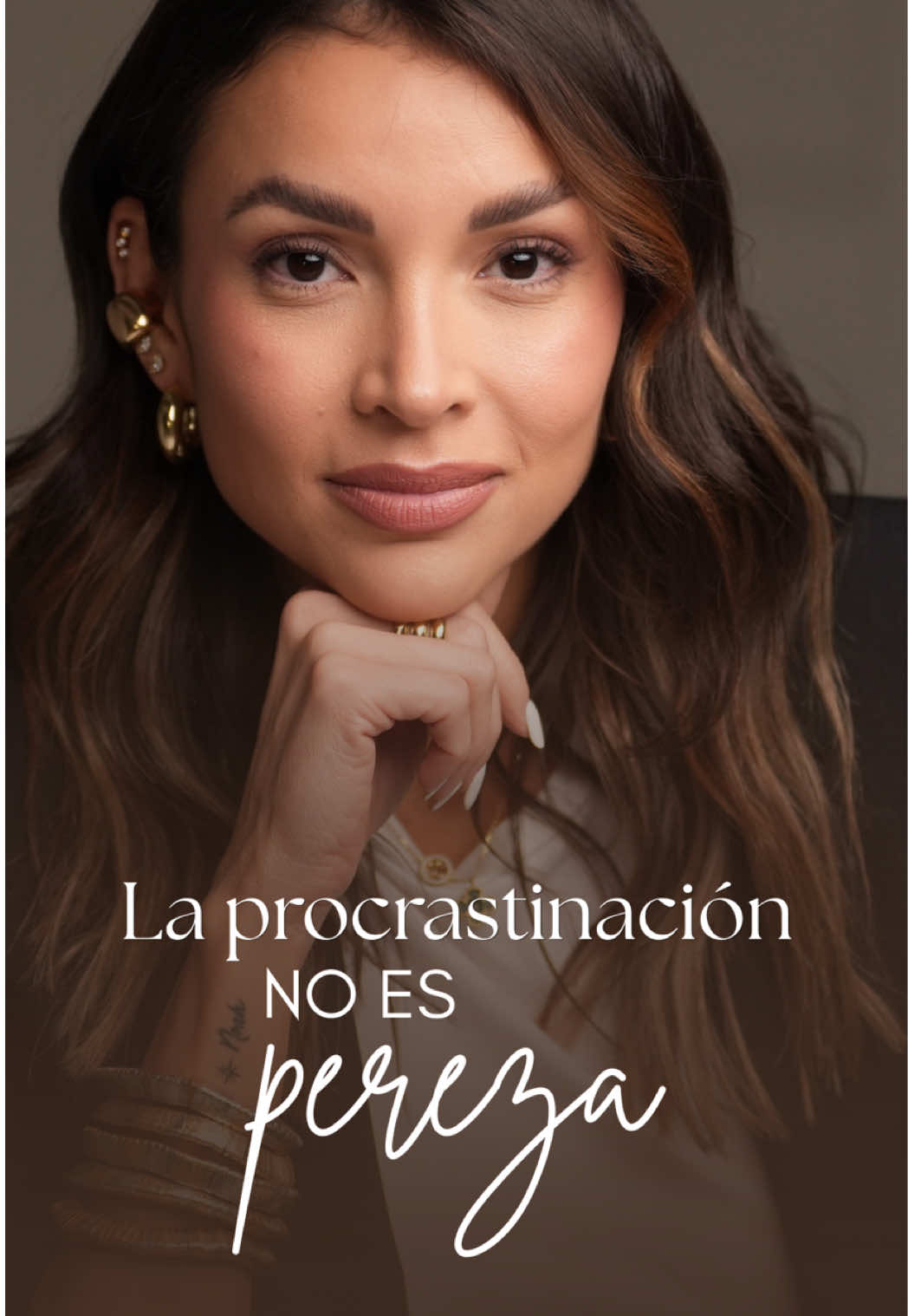 Olvida todo lo que te han dicho sobre la procrastinación.  Estudios revelan que tus problemas de procrastinación no son por flojera, falta de disciplina o mala administración del tiempo. En este video te digo la verdadera razón y te revelo 4 hacks para vencerla. Si conoces a alguien que pospone todo, comparte este video ahora mismo. Y recuerda: si quieres que las cosas cambien… ¡cambia tú! #procrastination #procrastinar #crecimientopersonal #desarrollopersonal #mentalidaddeexito 