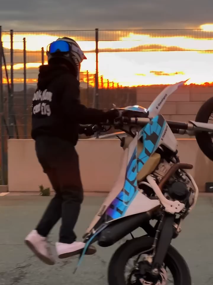 circles 🌅 #wheelie #gönnfy #ktm #goviral #seaky  @vollbartabi