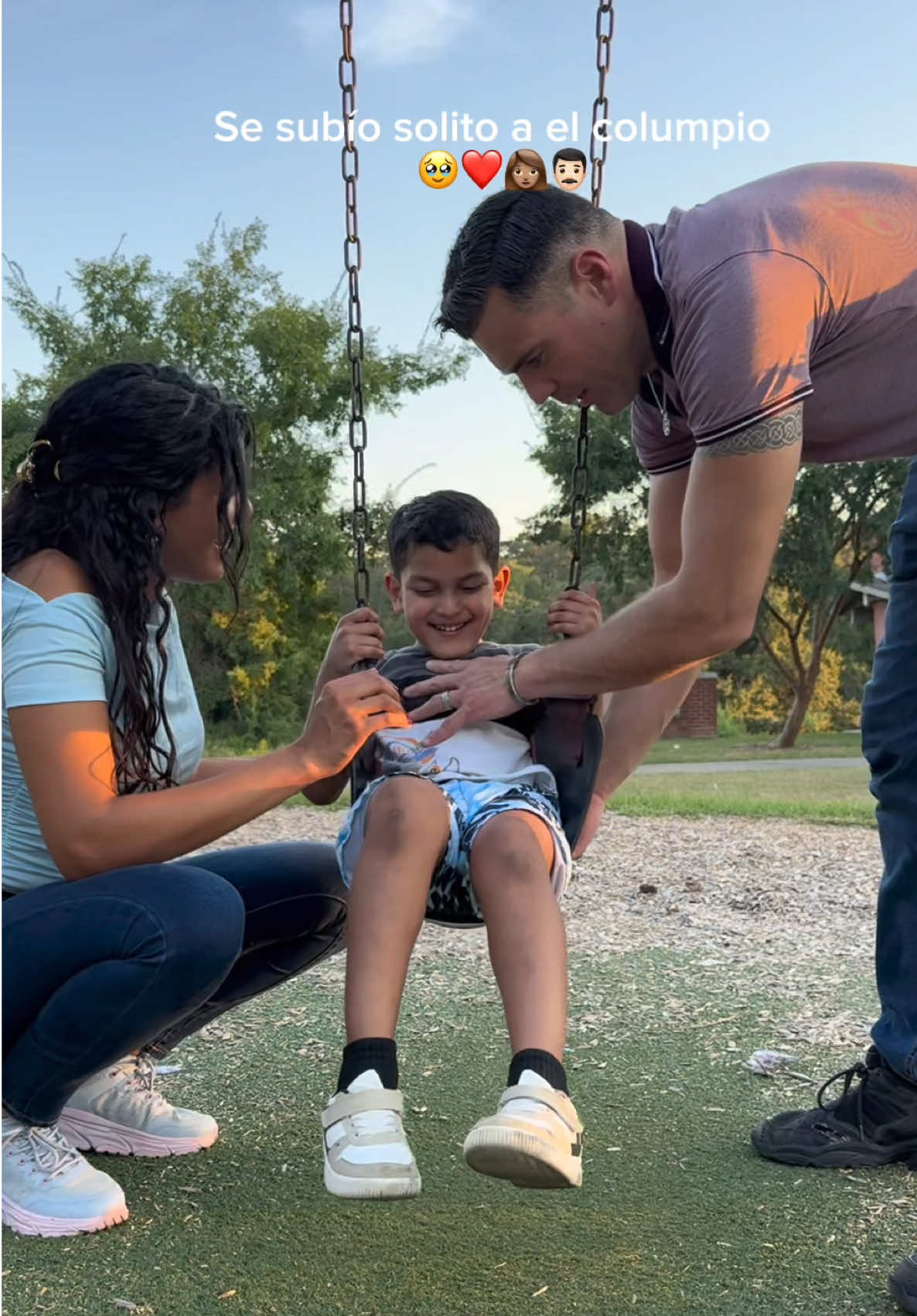 Se subió solito al columpio estaré feliz por eso un año Jajaj ❤️🥰👩🏽👦🏻👨🏻 #Vlog #domingo #momlife #usa #juanocmarysyabraham 
