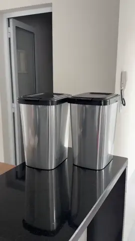 O toque de sofisticação que sua casa precisa! ✨ Cansado de lixeiras que estragam a decoração?  Chegou a hora de dar um upgrade na sua cozinha, banheiro ou escritório! ​Conheça a nossa Lixeira de Inox de 9 litros, a união perfeita de funcionalidade e design. Feita para quem não abre mão de beleza e praticidade. ​Por que ela é a escolha ideal? ​Design Moderno: O acabamento em aço inox adiciona um toque elegante e clean a qualquer ambiente. ​Tamanho Perfeito: Com 9 litros, ela é compacta, mas espaçosa o suficiente para o dia a dia. ​Durabilidade: Material resistente a corrosão, garantindo uma vida útil muito maior que lixeiras comuns. ​Detalhe extra: A tampa com pedal facilita o uso, mantendo o ambiente mais higiênico e sem contato manual. ​Transforme a organização da sua casa.  Clique no link e garanta a sua hoje! ​Link para Compra na bio