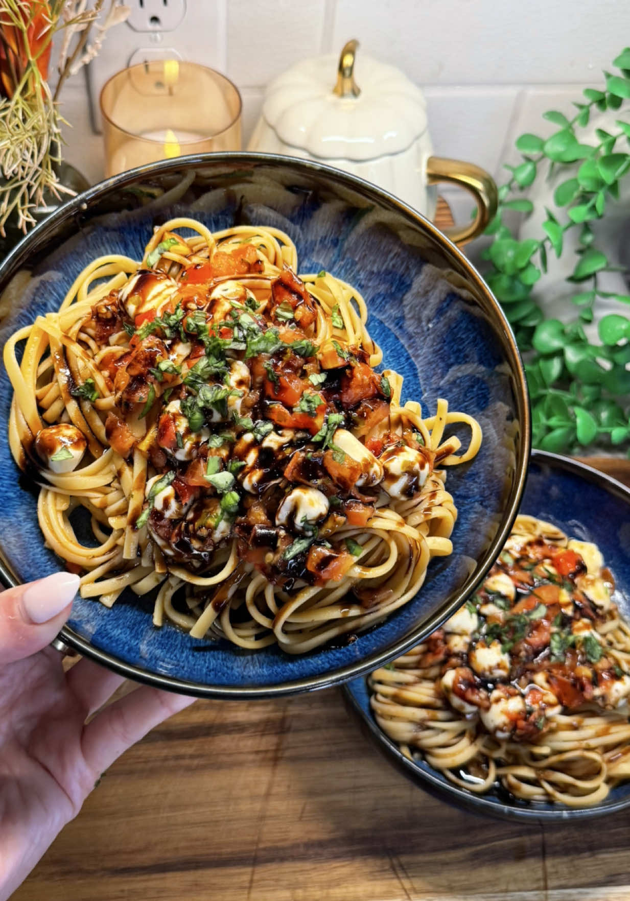 this caprese pasta is always in our weeknight dinner rotation🍅🪴🍝the perfect balance of fresh flavors & so easy to throw together! Ingredients: - 4 tomatoes, diced - 5 cloves garlic, minced - 1 tbsp olive oil - 4 tbsp butter (2 for the pasta) - 1 tbsp Italian herbs paste - 1/3 cup chopped fresh basil - 1.5 tsp salt - 1 tsp black pepper - 1 tsp Italian seasoning - 1 cup pasta water - 8 oz linguine pasta - 4 oz mozzarella pearls - drizzle balsamic glaze #weeknightdinner #easypastarecipe #mealinspo #easydinnerideas #creatorsearchinsights 