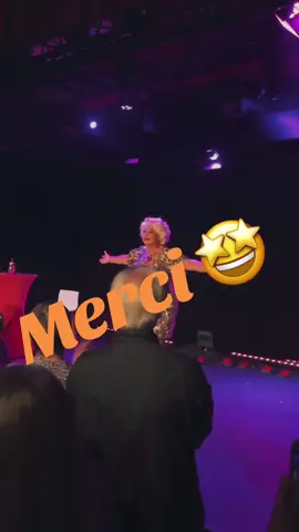 Rendez-vous tous les dimanches à 17h Lundi et mardi à 20h00 jusqu’au 6 janvier…. #zize #blonde #fautrigoler #irrezizetible #humour @Kévin Poussard @Les Grosses Têtes 