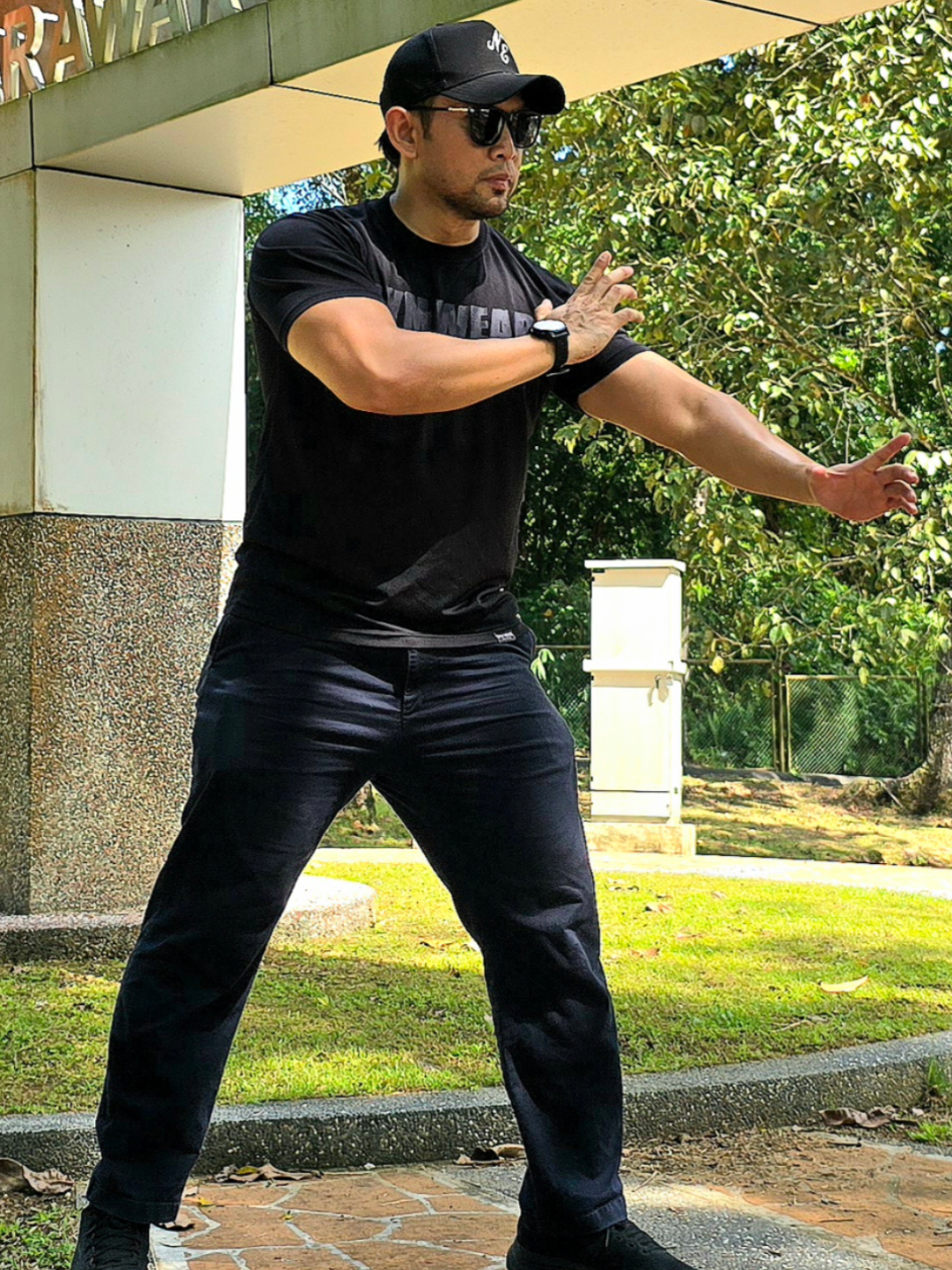 Latih, jangan langsung ditinggalkan, biar sedikit namun sebati dgn diri. Silat boleh jadi senaman, boleh jua jadi peneman apabila berdepan lawan. Dalamnya ada lembut ada keras, dalam cepat ada embat, dalam gerak ada tersirat, dalam langkah ada tersurat. Salam kasih, barakallah 🤲 #silat #pukulan7sendeng #pukulan12  #selfdefense #martialarts 